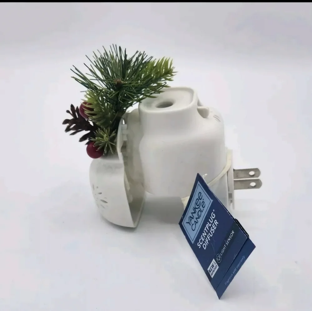 Yankee Candle Scent Plug Diffuser Light Sensor Christmas Holly Pinecone Light Up